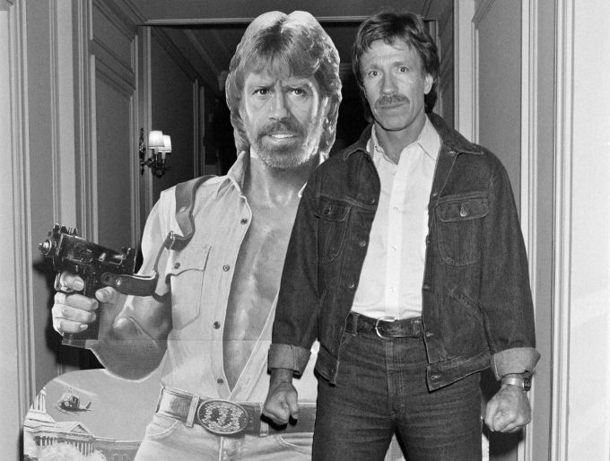 «Όταν πέφτει ο Τσακ Νόρις τα αστέρια κάνουν μια ευχή»: Το Χόλιγουντ αποχαιρετά τον αήττητο ήρωα των ταινιών δράσης – Πώς έγινε ο «βασιλιάς» των memes