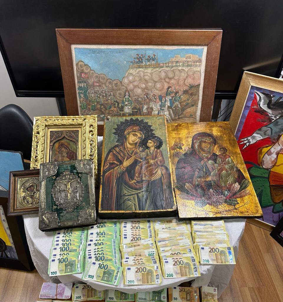 Συνελήφθη και υπάλληλος του Τσαγκαράκη για το Ευαγγέλιο του 18ου αιώνα – Γνήσια μόνο 7 από τα εκατοντάδες έργα της γκαλερί