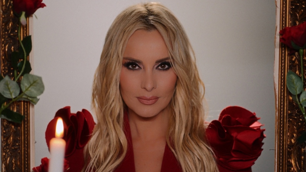 Πέγκυ Ζήνα – «Άμυνα»: Επιστρέφει με δυναμικό hit και εντυπωσιακό βίντεο κλιπ!