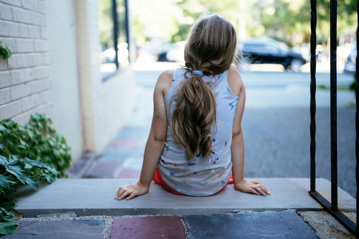 Βία ανηλίκων: «Κλειδί» για την πρόληψη η συνεργασία θεσμών, εκπαιδευτικών και γονέων