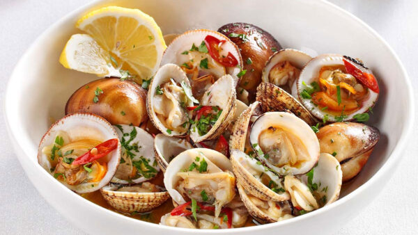 Γυαλιστερές και κυδώνια αχνιστά: Κλασική συνταγή με θαλασσινά