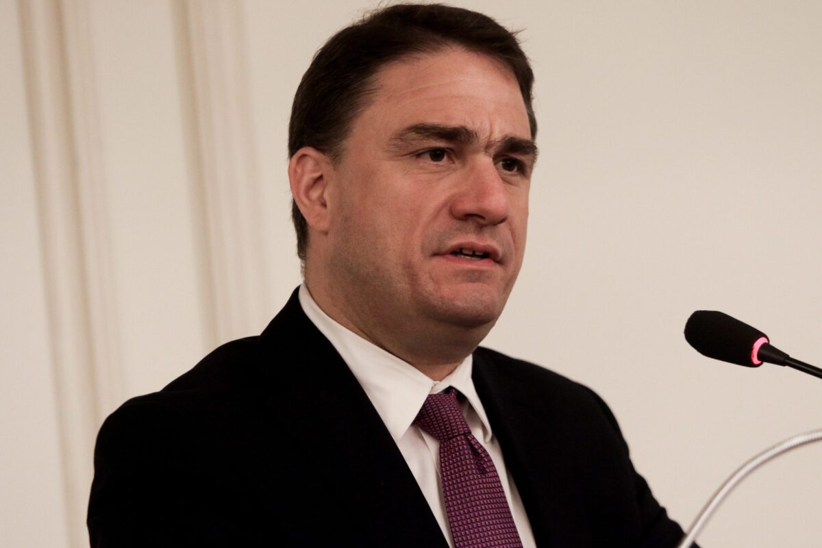 Τσουκαλάς: Ο πρωθυπουργός παραδίδει τις περιουσίες των Ελλήνων στα funds