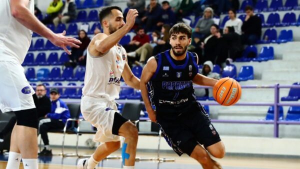 Εντυπωσιακό πέρασμα του Παπάγου από τη Χαλκίδα