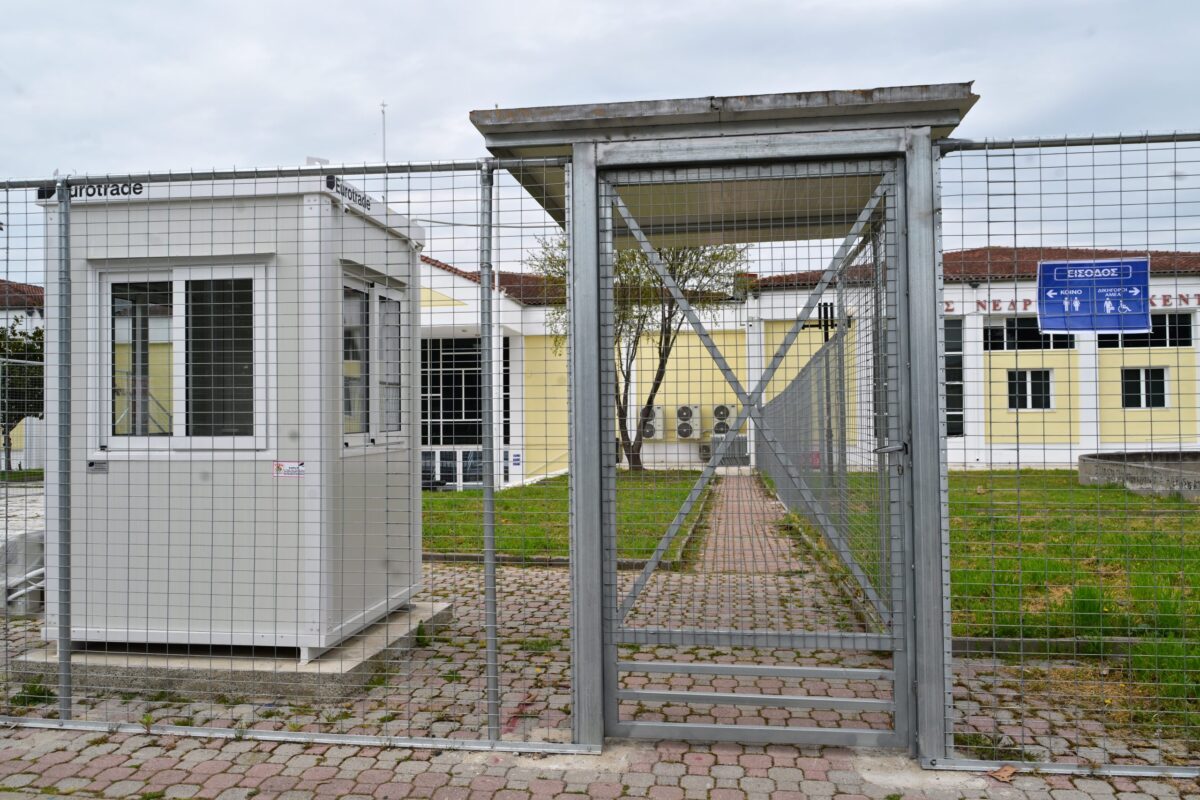 Αρχίζει η δίκη των Τεμπών – Αυστηρή φρούρηση στην ειδικά διαμορφωμένη αίθουσα στη Λάρισα