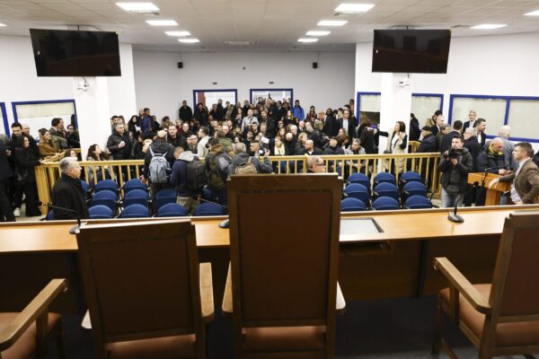 Τέμπη: Μετ’ εμποδίων η δίκη – Ασφυκτικές συνθήκες και διαμαρτυρίες για την χωρητικότητα