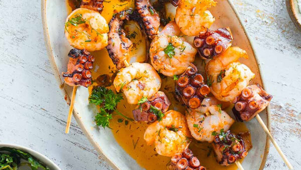 Σουβλάκια θαλασσινών στο τηγάνι – Έτοιμο σε 30 λεπτά