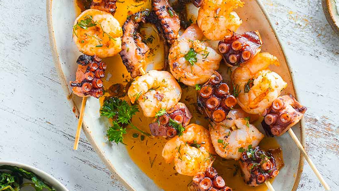 Σουβλάκια θαλασσινών στο τηγάνι – Έτοιμο σε 30 λεπτά