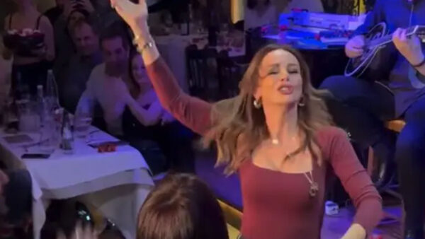 Μπέττυ Μαγγίρα: Viral το ζεϊμπέκικο σε βραδινή της έξοδο