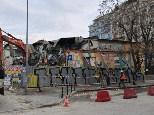 Θεσσαλονίκη: Ξεκίνησε η κατεδάφιση ακατάλληλων λυόμενων σχολείων από τον σεισμό του 1978