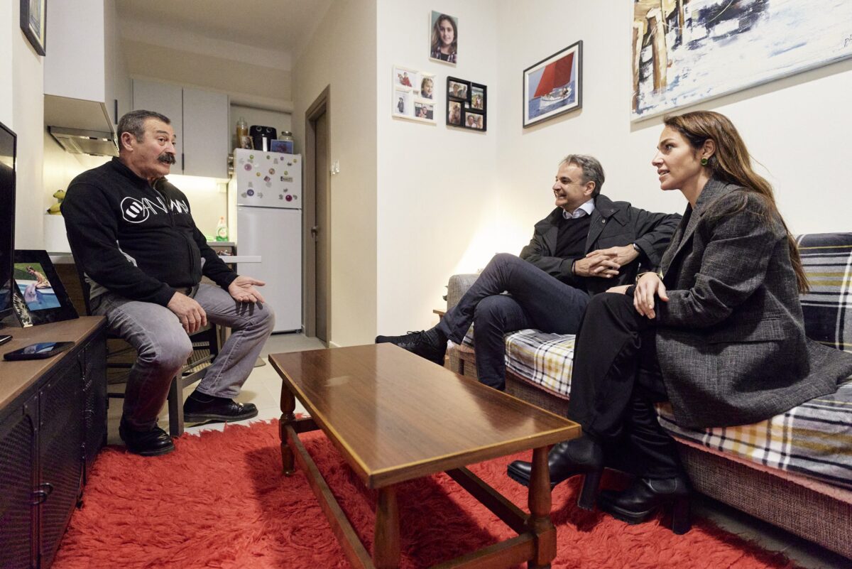 Επίσκεψη του Πρωθυπουργού σε ωφελούμενο προγραμμάτων για κοινωνική στέγη: «Να βοηθάμε τους ανθρώπους να ξανασταθούν στα πόδια τους»
