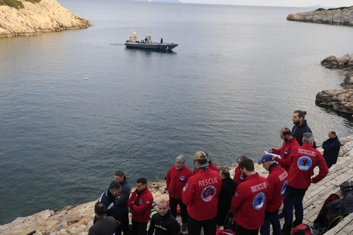 Έρευνες για τον 34χρονο δύτη στη Βουλιαγμένη: Βρέθηκαν βατραχοπέδιλο, φιάλη οξυγόνου και υποβρύχιο scooter