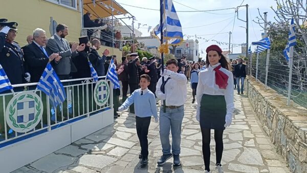 Το ΕΡΤnews στο Αγαθονήσι: Οι δύο μικροί μαθητές τίμησαν τους ήρωες της Επανάστασης παρελαύνοντας με δημοτικό από τα Βριλήσσια