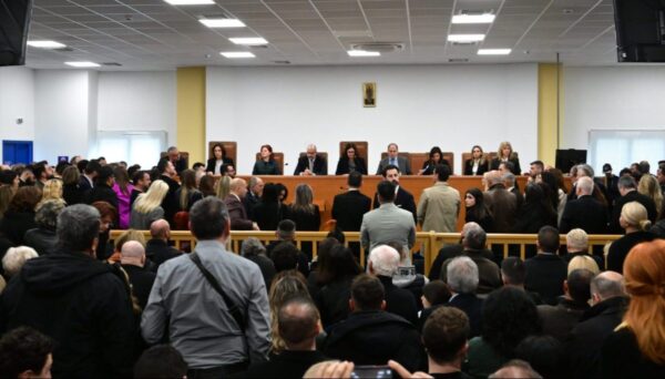 Τέμπη: «Συνειδητός σχεδιασμός αποκλεισμού – Το κράτος επιχειρεί δίκη κεκλεισμένων θυρών» – Η ανακοίνωση του Συλλόγου Συγγενών Θυμάτων