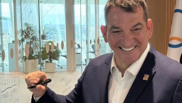 Ο Πύρρος Δήμας υπέγραψε στον Τοίχο των Ολυμπιονικών στη Λωζάνη