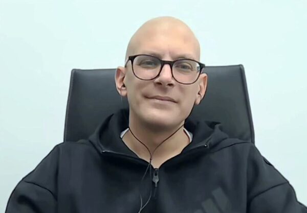 Μήνυμα ζωής από τον δήμαρχο του Αη Στράτη στο ΕΡΤnews: «Χειρουργήθηκα Τετάρτη, Κυριακή επέστρεψα στο νησί και τη Δευτέρα ήμουν στο γραφείο»