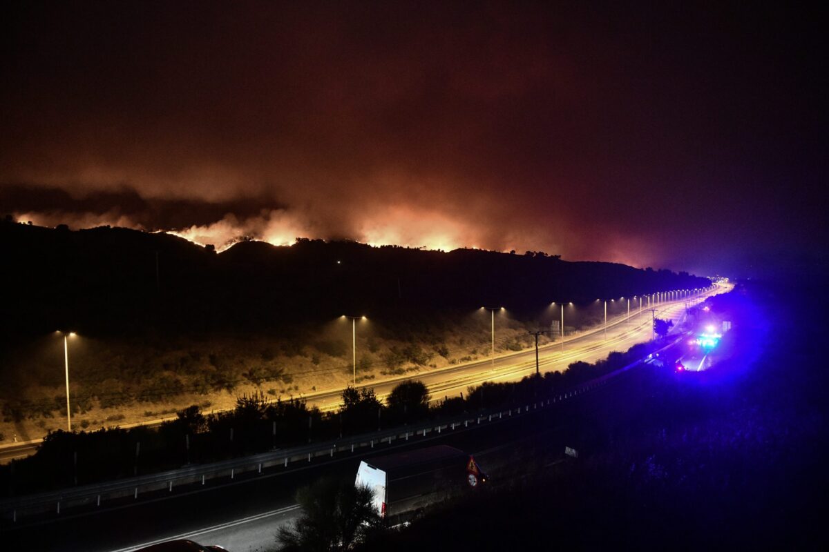 Θεσσαλονίκη: Διακοπή κυκλοφορίας στην ΠΑΘΕ λόγω φωτιάς κοντά στα Μάλγαρα