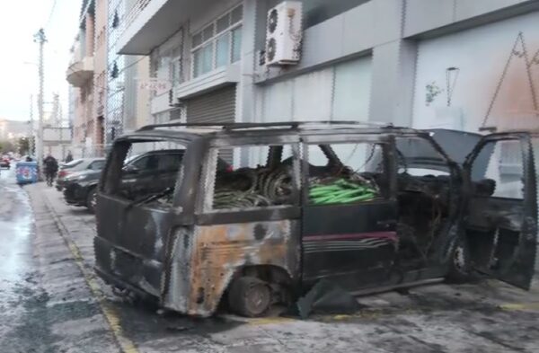 Φωτιά σε ΙΧ στο Περιστέρι τα ξημερώματα – Kαταστράφηκε ολοσχερώς επαγγελματικό όχημα