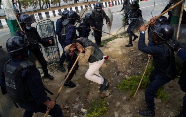 Νεπάλ: Συνελήφθη ο πρώην πρωθυπουργός για την αιματηρή καταστολή των διαδηλώσεων