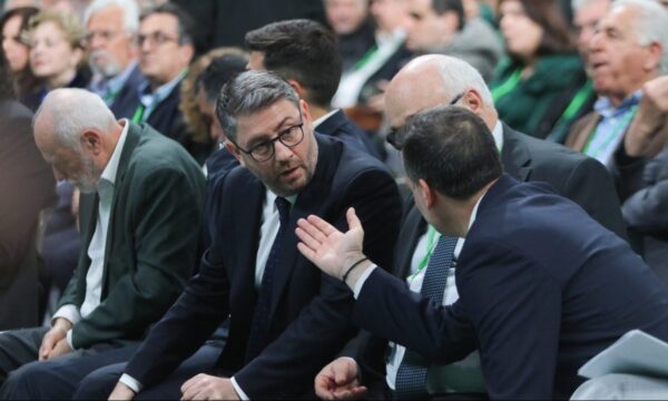 Συνέδριο ΠΑΣΟΚ: Εγκρίθηκαν οι αλλαγές σε πρόγραμμα και πολιτικές θέσεις – Στόχος το bonus των 50 εδρών, λέει ο Ανδρουλάκης