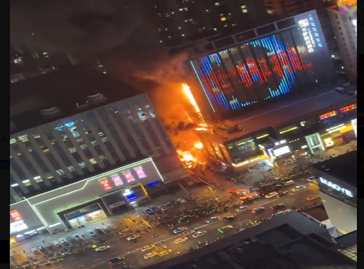 Κίνα: Πολυώροφο κτήριο τυλίχθηκε στις φλόγες – Τρεις νεκροί και 23 τραυματίες