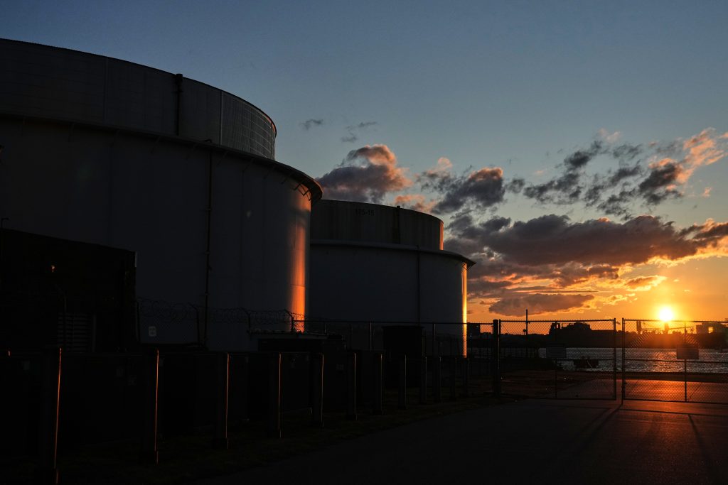 Η τιμή του πετρελαίου WTI ξεπέρασε ξανά τα 100 δολάρια, ενώ του Brent τα 116