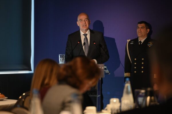 Δένδιας: Να μην αγοράζουμε πια εξοπλισμούς από το ράφι, είμαστε υποχρεωμένοι να επενδύσουμε στην αμυντική μας δυνατότητα