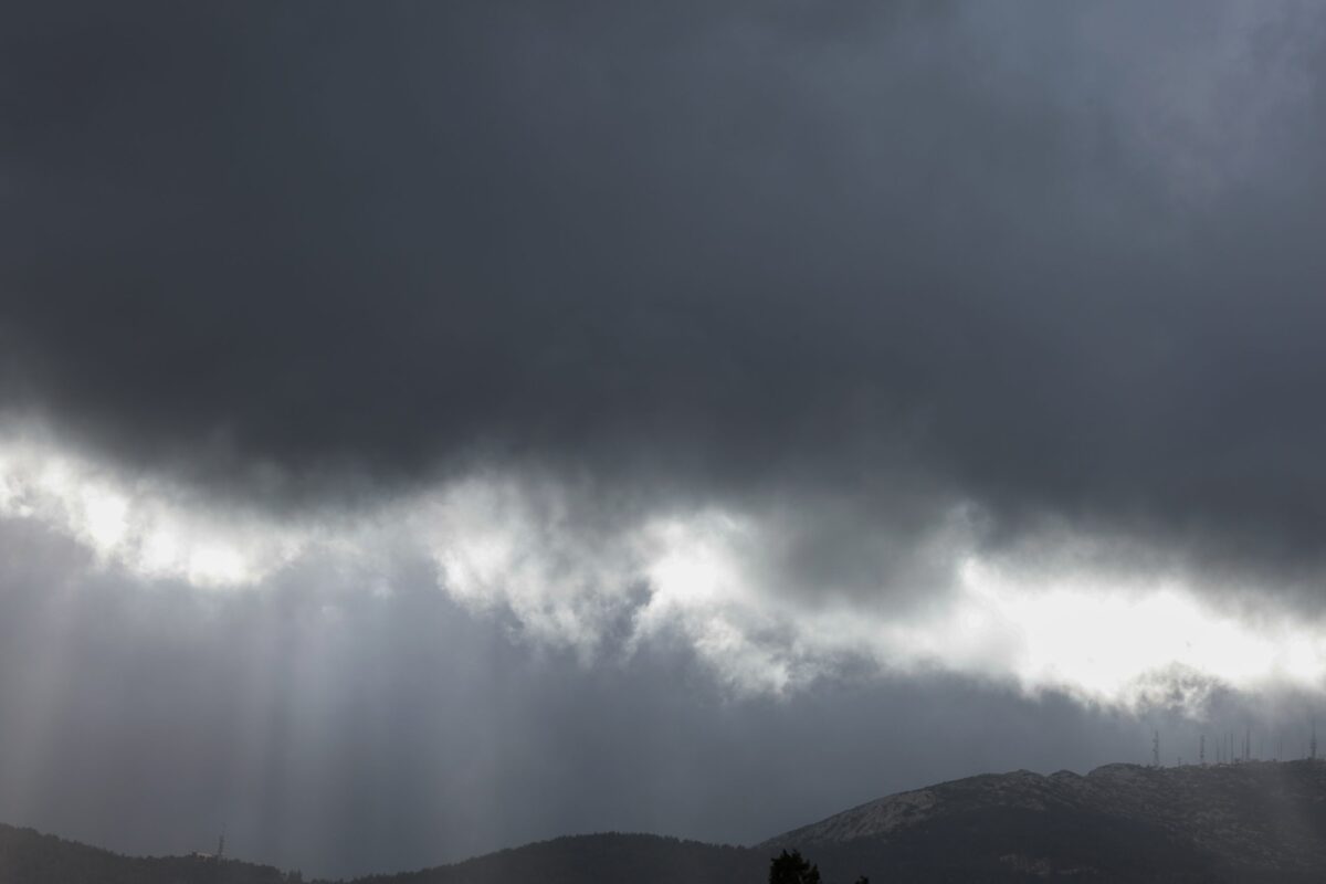 Καταιγίδες, χιόνια και θυελλώδεις άνεμοι: Πού και πότε θα χτυπήσει η κακοκαιρία Erminio – Κόκκινη προειδοποίηση και για την Αττική
