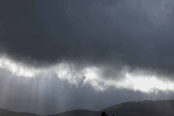 Καταιγίδες, χιόνια και θυελλώδεις άνεμοι: Πού και πότε θα χτυπήσει η κακοκαιρία Erminio – Κόκκινη προειδοποίηση και για την Αττική