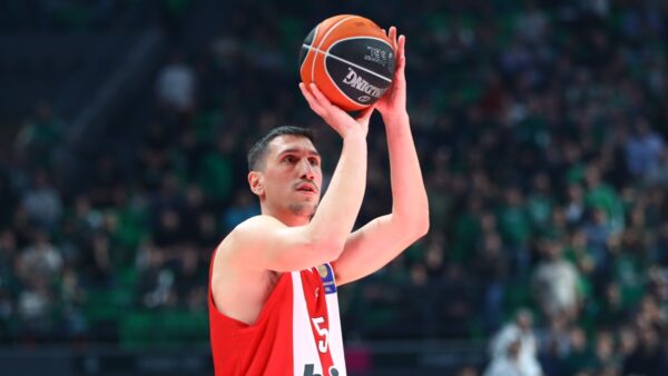 Λαρεντζάκης: «Πάντα θέλω να παίζω και να βοηθάω τον Ολυμπιακό να νικά, παλεύω καθημερινά για να βελτιώνομαι»