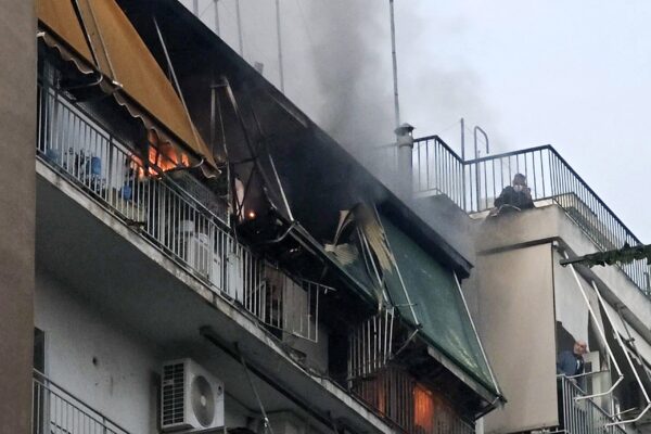 Έκρηξη φιάλης υγραερίου προκάλεσε τη φωτιά σε διαμέρισμα στου Γκύζη – Στο νοσοκομείο ηλικιωμένη