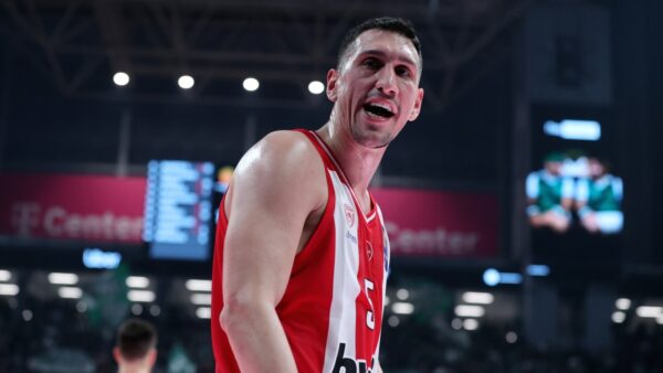 Η υποδοχή της ομάδας του Ολυμπιακού μετά τη νίκη στο ΟΑΚΑ (vid)