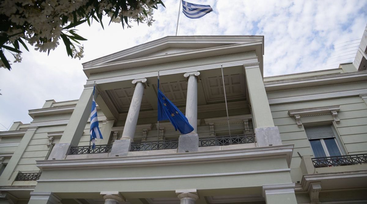 ΥΠΕΞ: Η Ελλάδα θα εξαντλήσει κάθε δυνατότητα μεταφοράς του Αγίου Φωτός – Ανησυχία για τη βία στη Συρία