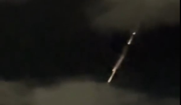 Ασυνήθιστο θέαμα στον ουρανό της Ατσικής στη Λήμνο προκαλεί έκπληξη και ανησυχία στους κατοίκους