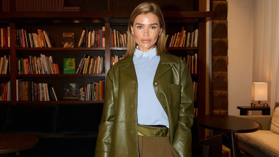 Το χακί επιστρέφει δυναμικά στη μόδα και πρωταγωνιστεί στο street style της άνοιξης