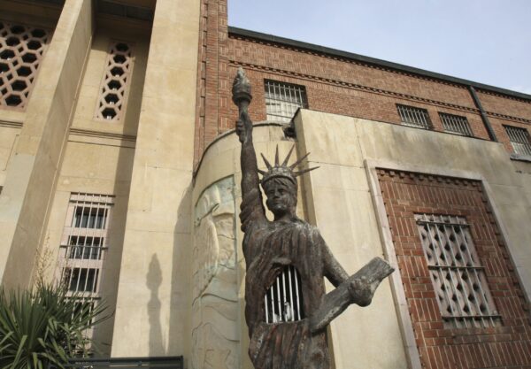 Ιράν: Ζημιές στην πρώην πρεσβεία των ΗΠΑ από πλήγματα στο κέντρο της Τεχεράνης