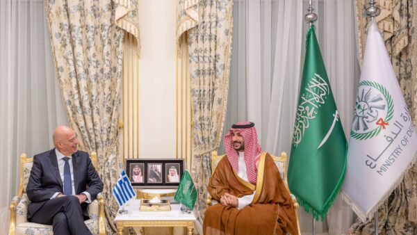 Συνάντηση Δένδια με τον υπουργό Άμυνας της Σαουδικής Αραβίας