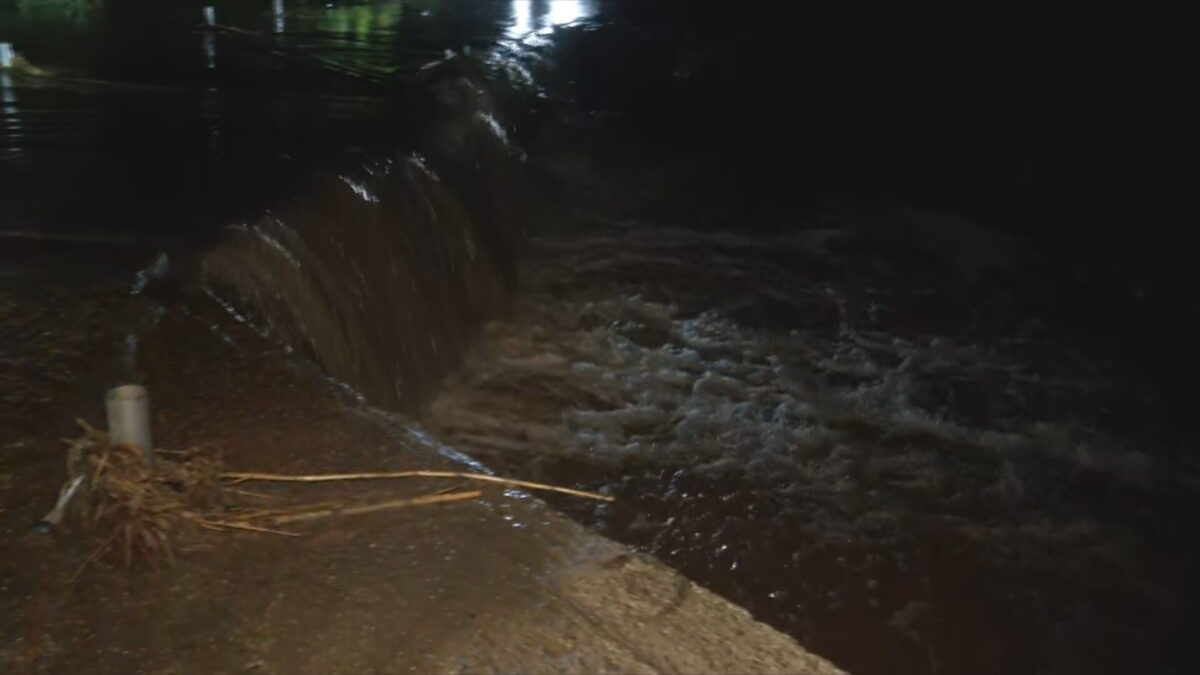 Σπάτα: Κλειστή η οδός Πεύκου λόγω υπερχείλισης ρέματος