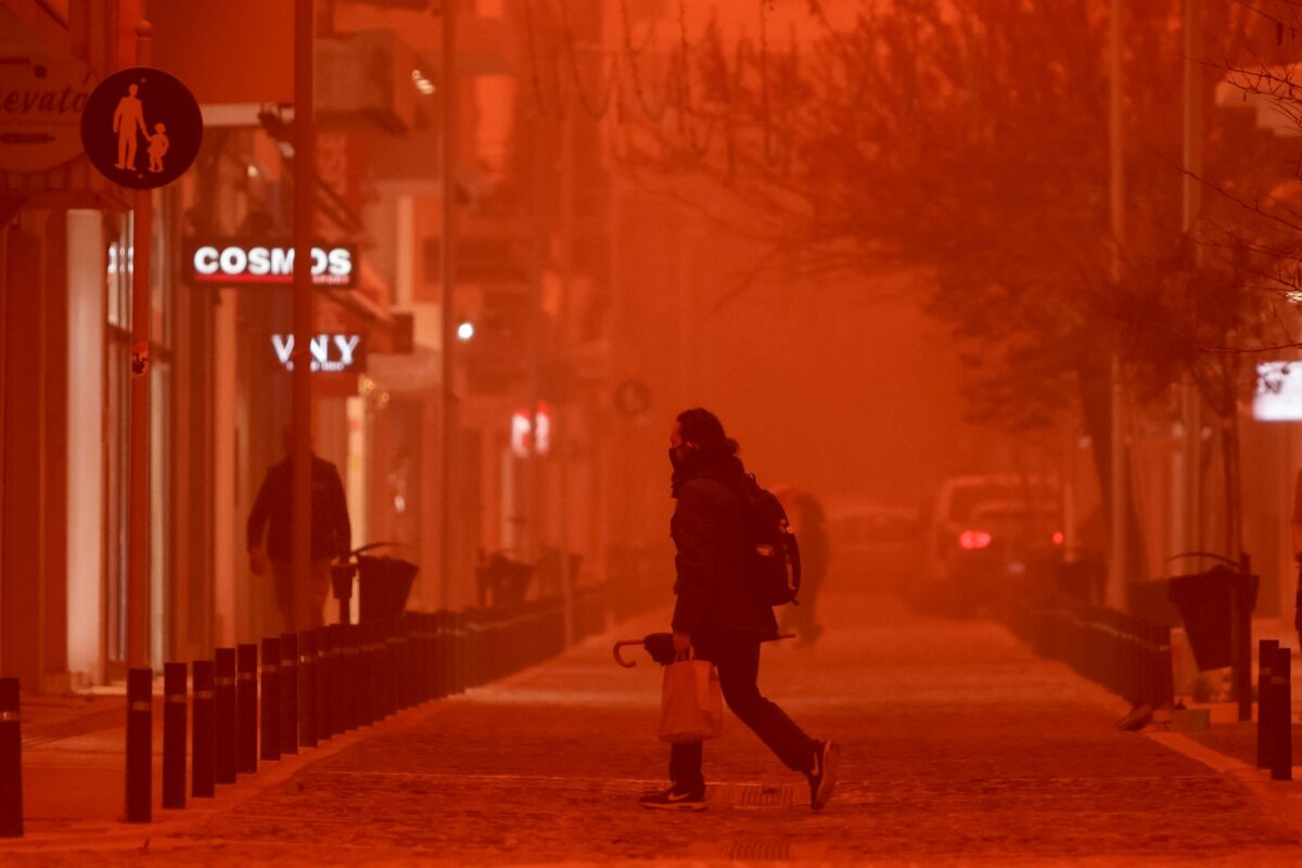 Απόκοσμες εικόνες σε Κρήτη και Κυκλάδες: «Πνίγηκαν» από την αφρικανική σκόνη – Προβλήματα σε πτήσεις και ακτοπλοϊκά δρομολόγια