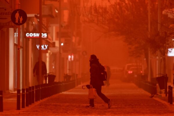Απόκοσμες εικόνες σε Κρήτη και Κυκλάδες: «Πνίγηκαν» από την αφρικανική σκόνη – Προβλήματα σε πτήσεις και ακτοπλοϊκά δρομολόγια