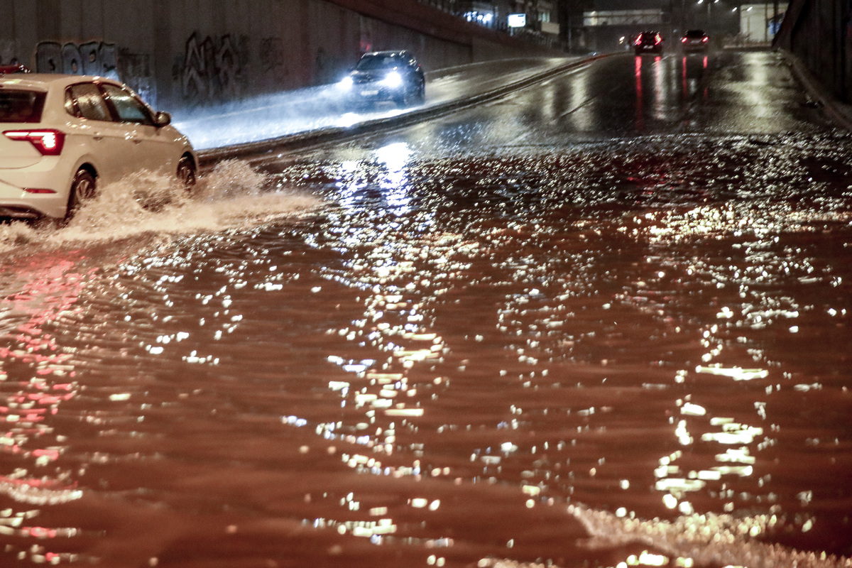 Κακοκαιρία Erminio: Νεκρός άνδρας στη Νέα Μάκρη – Πλημμύρες και ζημιές σε ανατολική Αττική, Πόρο, Ρόδο, Σίκινο