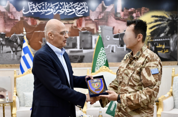 Στη Σαουδική Αραβία ο Ν. Δένδιας – Επίσκεψη στην ελληνική δύναμη που σταθμεύει εκεί και συνάντηση με τον Υπουργό Άμυνας της χώρας