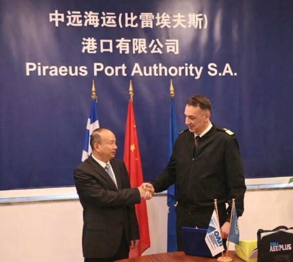 Δωρεά επτά φορητών απινιδωτών προς το Λιμενικό Σώμα έκανε ο Οργανισμός Λιμένος Πειραιώς