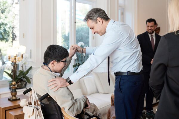 Μαθητή Ειδικού Σχολείου που του είχε στείλει επιστολή συνάντησε ο Κ. Μητσοτάκης – Δέσμευση για δομές και υπηρεσίες σε άτομα με αναπηρία