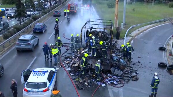 Μποτιλιάρισμα στην άνοδο του Κηφισού από πυρκαγιά σε φορτηγό στο ύψος της Αχαρνών