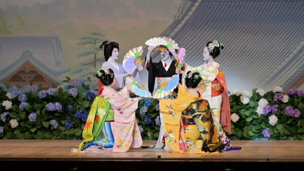 Κιότο: Οι γκέισες υποδέχονται την άνοιξη με το Miyako Odori