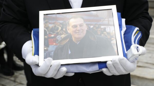 Πλήθος κόσμου στο τελευταίο “αντίο” στον Βασίλη Γκούμα