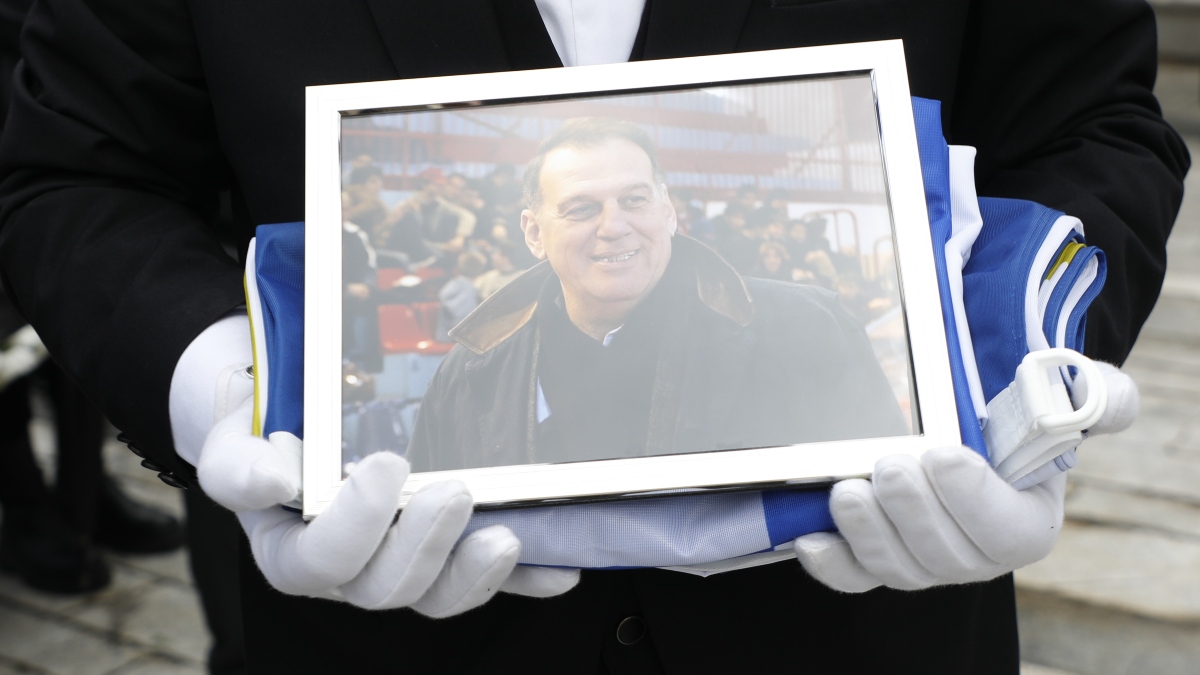 Πλήθος κόσμου στο τελευταίο “αντίο” στον Βασίλη Γκούμα