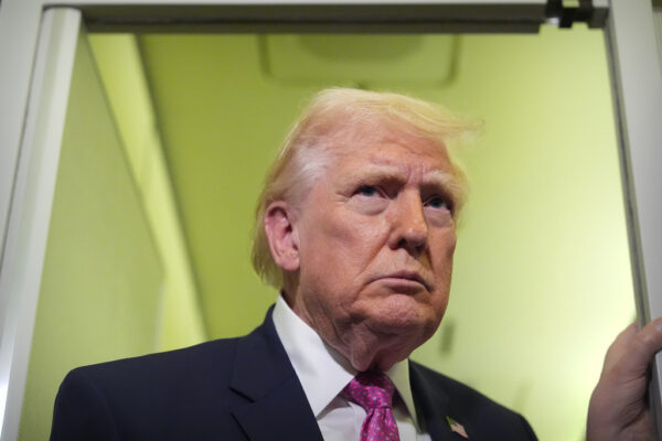 Τραμπ: «Με λίγο περισσότερο χρόνο» θα μπορούσαμε να ανοίξουμε τα Στενά του Ορμούζ