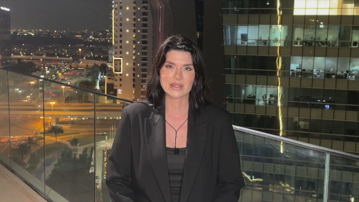 Εντείνονται οι επιθέσεις του Ιράν κατά των ΗΑΕ – Τι μεταδίδει από το Αμπου Ντάμπι η Χριστιάνα Μανιάτη