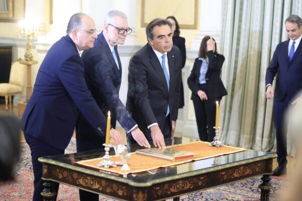 Ορκίστηκαν τα νέα μέλη της κυβέρνησης Σχοινάς, Τουρνάς και Λαζαρίδης